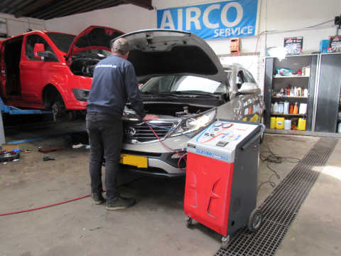 Het bijvullen van de airco